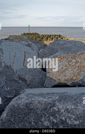 Meer-Barrieren vor der Küste von Felixstowe, Suffolk. (Hochformat) Stockfoto