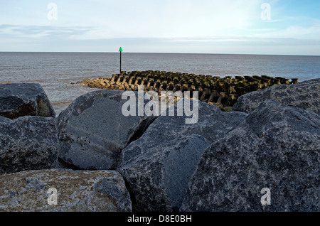 Meer-Barrieren vor der Küste von Felixstowe, Suffolk. (Landschaft) Stockfoto