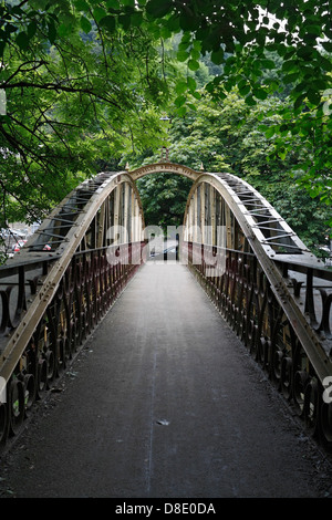 Eine Fußgängerbrücke über den Fluss Derwent in Matlock Bath in Derbyshire Stockfoto