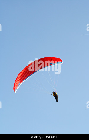 Ein Gleitschirm, der über Stanage Edge Derbyshire im Peak District England fliegt Stockfoto