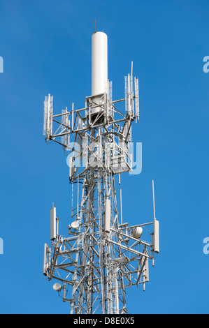 Oberteil der UHF TV Sender Turm (und Mobilfunk-Basisstation) gegen klaren blauen Himmel. Stockfoto