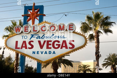 Eine große Leuchtreklame begrüßt Reisende in Las Vega Nevada USA Stockfoto