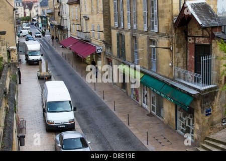 Sandsteingebäude und Geschäfte in der Rue De La République, die Hauptstraße in Sarlat, Frankreich Stockfoto