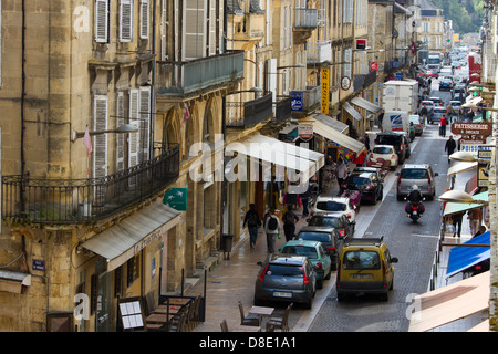 Belebten Geschäften und Touristen entlang der Rue De La République, der Hauptstraße in charmanten Sarlat, in der Dordogne-Region von Frankreich Stockfoto