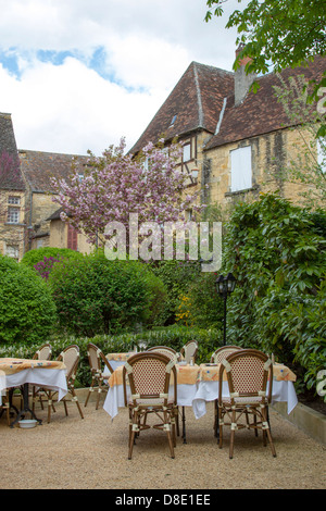 Innenhof, Essen in einem Restaurant von mittelalterlichen Sandsteinbauten in charmanten Sarlat, Dordogne Region Frankreichs Stockfoto