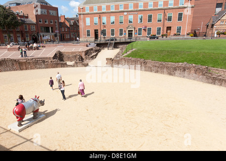 Besucher bewundern das renovierte römische Amphitheater in Chester, Cheshire. Es ist ein großer Anziehungspunkt für Touristen und Besucher Stockfoto