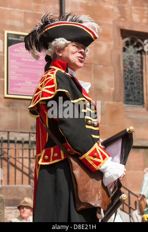 Chester Stadtausrufer David Mitchell macht seine Äußerungen in der Chester jeden Tag überqueren mittags Stockfoto