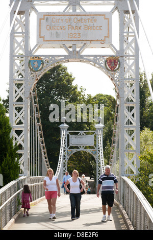 Zu Fuß ein Kreuz Brücke der Queens Park Suspension über den Fluss Dee in Chester, Cheshire Stockfoto