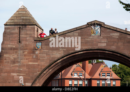 Einen Familienausflug über eines der Tore in der römischen Stadtmauer, die Chester, Cheshire umgibt Stockfoto