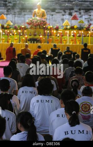 Magelang, Indonesien - Sangha Mönche Lead beten bei Akzeptanz Puja Bhakti Ritual der Dharma Feuer und gesegnetes Wasser Vesak 2557 BE / 2013 auf Mendut Tempel nach von Hunderten buddhistischen. (Foto von Robertus Pudyanto/AFLO) Stockfoto