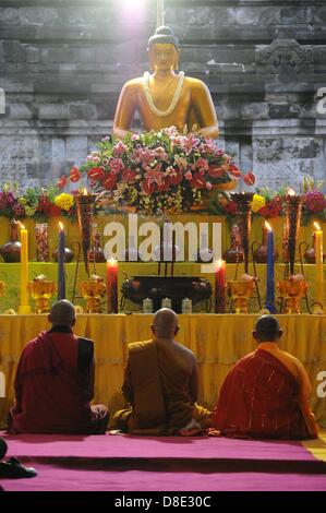 Magelang, Indonesien - Sangha Mönche Lead beten bei Akzeptanz Puja Bhakti Ritual der Dharma Feuer und gesegnetes Wasser Vesak 2557 BE / 2013 auf Mendut Tempel nach von Hunderten buddhistischen. (Foto von Robertus Pudyanto/AFLO) Stockfoto