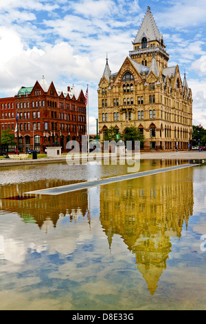 Historische Gebäude spiegelt sich in den Gewässern von Clinton Square in der Innenstadt von Syracuse, New York Stockfoto