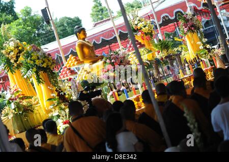 25. Mai 2013 - Magelang, Indonesien: Buddhisten meditieren vor Höhepunkt der Vesak 2557 BE / 2013 Zeremonie im Tempel von Mendut. (Foto von Robertus Pudyanto/AFLO) Stockfoto