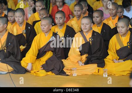 25. Mai 2013 - Magelang, Indonesien: Buddhisten Mönche meditieren vor Gipfel des Vesak 2557 BE / 2013 Zeremonie im Tempel von Mendut. (Foto von Robertus Pudyanto/AFLO) Stockfoto