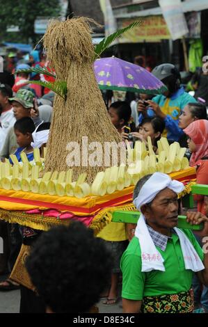 Magelang, Indonesien - Mai 25: Buddhisten bringen Sie Obst und Gemüse auf Vesak 2557 BE / 2013 Prozession. (Foto von Robertus Pudyanto/AFLO) Stockfoto