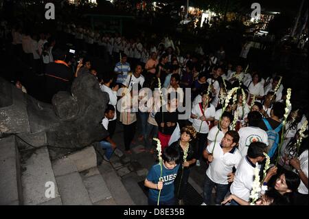 Magelang, Indonesien - Sangha Mönche führen Pradaksina im Tempel von Mendut nach Abnahme Puja Bhakti Ritual des Dharma Feuer und Wasser Vesak 2557 BE gesegnet / 2013 nach durch Hunderte buddhistische. (Foto von Robertus Pudyanto/AFLO) Stockfoto