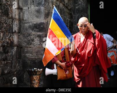 25. Mai 2013 - Magelang, Indonesien: Lama Karma Samten von Neuseeland aus Mendut Tempel nach dem Gebet einer Minute vor dem Gipfel des Vesak 2557 BE / 2013 Zeremonie. (Foto von Robertus Pudyanto/AFLO) Stockfoto