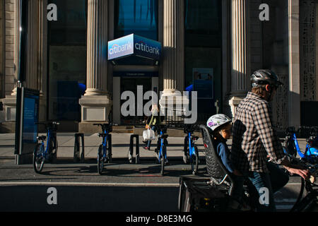 New York, NY, USA. 26. Mai 2013.   Mann mit Kind auf Fahrrad fahren vorbei an Citi Radstation in Brooklyn am Vortag New York City Bike-sharing-Programm tritt in Kraft.  Unter den Citi-Bike-Programm, dessen Hauptsponsor Citibank ist, werden 6.000 Fahrräder an 300 Stationen in Manhattan und Brooklyn für die Vermietung von Menschen mindestens 16 Jahre alt. Bildnachweis: Joseph Reid/Alamy Live-Nachrichten Stockfoto