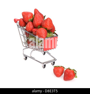 Warenkorb gefüllt mit frischen Erdbeeren, die isoliert auf weiß Stockfoto