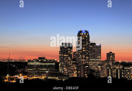 Toronto, Kanada. 26. Mai 2013. Konjunktion von Venus, Jupiter und Merkur im Dreieck über Gebäude im Yonge und Eglinton West Toronto Himmel am 26. Mai 2013 Credit: CharlineXia/Alamy Live News Stockfoto