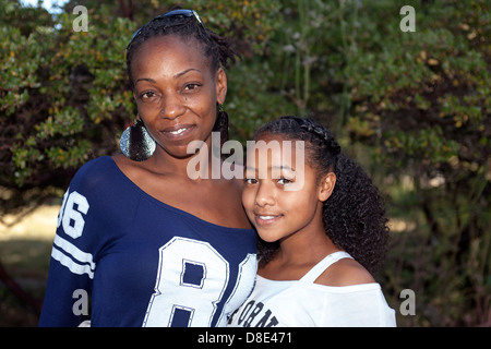 African American Mutter und Teenie-Alter Tochter, Finley Park, Santa Rosa, Kalifornien, USA, Nordamerika Stockfoto