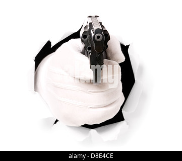 Mann mit Handschuhen hält Gewehr durch ein Loch im Weißbuch Stockfoto