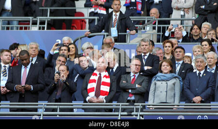 London, UK.  25. Mai 2013.  L-R Karl-Heinz Rummenigge mit roten und weißen Schal, Uli Hoeneß Präsident des FC Bayern München und FA-Präsident David Bernstein vor dem Champions-League-Finale zwischen Bayern München und Borussia Dortmund von Wembley Stadium.Credit: Action Plus Sport Bilder/Alamy Live News Stockfoto