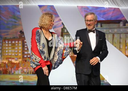 Cannes, Frankreich, 26. Mai 2013. Schauspielerin Kim Novak und Jury-Präsident Steven Spielberg teilnehmen die Abschlussfeier, während der 66. Internationalen Filmfestspiele von Cannes am Palais des Festivals in Cannes, Frankreich, am 26. Mai 2013. Foto: Hubert Boesl/DPA/Alamy Live-Nachrichten Stockfoto