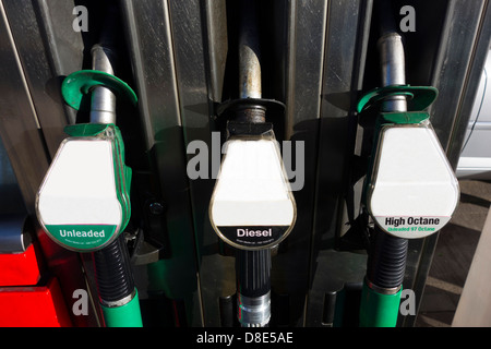 Kraftstoffpumpen an einer Tankstelle in Großbritannien. Stockfoto