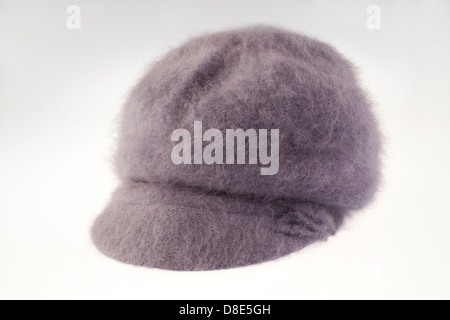 graue Wollmütze isoliert auf weißem Hintergrund Stockfoto