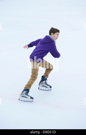 Junge auf einem gefrorenen See Schlittschuh laufen Stockfoto