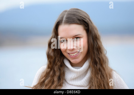Lächelnde junge Frau draußen, Porträt Stockfoto
