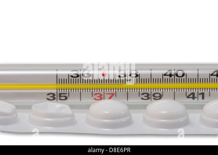 Thermometer mit normaler Temperatur und teilweise gebrauchte Medizin Pillen auf weißen Hintergrund isoliert Stockfoto