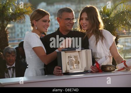 Cannes, Frankreich. 26. Mai 2013. Palme d ' or Gewinner Lea Seydoux (l-R), Abdellatif Kechiche und Adele Exarchopoulos stellen während der 66. Internationalen Filmfestspiele von Cannes am Palais des Festivals in Cannes, Frankreich, am 26. Mai 2013 an die Gewinner Photo-Call. Foto: Hubert Boesl/DPA/Alamy Live-Nachrichten Stockfoto