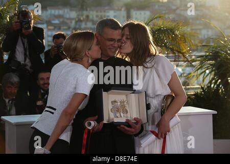 Cannes, Frankreich. 26. Mai 2013. Palme d ' or Gewinner Lea Seydoux (l-R), Abdellatif Kechiche und Adele Exarchopoulos stellen während der 66. Internationalen Filmfestspiele von Cannes am Palais des Festivals in Cannes, Frankreich, am 26. Mai 2013 an die Gewinner Photo-Call. Foto: Hubert Boesl/DPA/Alamy Live-Nachrichten Stockfoto