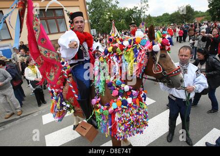 Vlcnov, Tschechische Republik. 26. Mai 2013. Traditionelle Fahrt der Könige erfolgt am 26. Mai 2013, in Vlcnov (300 km östlich von Prag). Jedes Jahr am letzten Sonntag im Mai, diesen Aufruf in den Süden mährischen Dorf Vlcnov erklingen. Der Ritt der Könige, eine Nachricht für Freude, Glück und Schönheit. Im 19. Jahrhundert konnte die Praxis dieses Brauches in nahezu allen Mährens nachgewiesen werden. Heute ist die jährliche Tradition nur in Vlcnov weiterentwickelt. Die Fahrt oder Parade besteht aus einer Gruppe von Reitern zentriert um einen König auf einem weißen Pferd durchgeführt. Der König ist ein Jugendlicher junge gekleidet in ein o Stockfoto