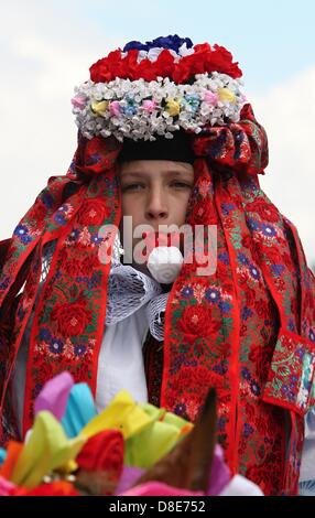 Vlcnov, Tschechische Republik. 26. Mai 2013. Traditionelle Fahrt der Könige erfolgt am 26. Mai 2013, in Vlcnov (300 km östlich von Prag). Jedes Jahr am letzten Sonntag im Mai, diesen Aufruf in den Süden mährischen Dorf Vlcnov erklingen. Der Ritt der Könige, eine Nachricht für Freude, Glück und Schönheit. Im 19. Jahrhundert konnte die Praxis dieses Brauches in nahezu allen Mährens nachgewiesen werden. Heute ist die jährliche Tradition nur in Vlcnov weiterentwickelt. Die Fahrt oder Parade besteht aus einer Gruppe von Reitern zentriert um einen König auf einem weißen Pferd durchgeführt. Der König ist ein Jugendlicher junge gekleidet in ein o Stockfoto