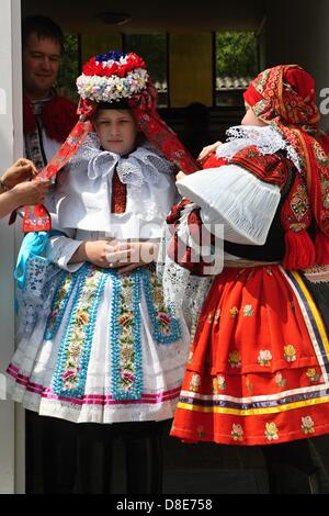 Vlcnov, Tschechische Republik. 26. Mai 2013. Traditionelle Fahrt der Könige erfolgt am 26. Mai 2013, in Vlcnov (300 km östlich von Prag). Jedes Jahr am letzten Sonntag im Mai, diesen Aufruf in den Süden mährischen Dorf Vlcnov erklingen. Der Ritt der Könige, eine Nachricht für Freude, Glück und Schönheit. Im 19. Jahrhundert konnte die Praxis dieses Brauches in nahezu allen Mährens nachgewiesen werden. Heute ist die jährliche Tradition nur in Vlcnov weiterentwickelt. Die Fahrt oder Parade besteht aus einer Gruppe von Reitern zentriert um einen König auf einem weißen Pferd durchgeführt. Der König ist ein Jugendlicher junge gekleidet in ein o Stockfoto