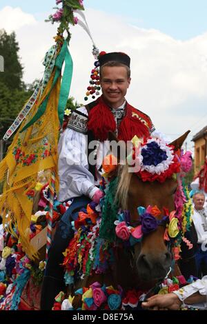 Vlcnov, Tschechische Republik. 26. Mai 2013. Traditionelle Fahrt der Könige erfolgt am 26. Mai 2013, in Vlcnov (300 km östlich von Prag). Jedes Jahr am letzten Sonntag im Mai, diesen Aufruf in den Süden mährischen Dorf Vlcnov erklingen. Der Ritt der Könige, eine Nachricht für Freude, Glück und Schönheit. Im 19. Jahrhundert konnte die Praxis dieses Brauches in nahezu allen Mährens nachgewiesen werden. Heute ist die jährliche Tradition nur in Vlcnov weiterentwickelt. Die Fahrt oder Parade besteht aus einer Gruppe von Reitern zentriert um einen König auf einem weißen Pferd durchgeführt. Der König ist ein Jugendlicher junge gekleidet in ein o Stockfoto