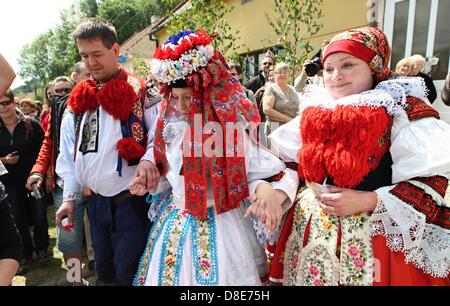 Vlcnov, Tschechische Republik. 26. Mai 2013. Traditionelle Fahrt der Könige erfolgt am 26. Mai 2013, in Vlcnov (300 km östlich von Prag). Jedes Jahr am letzten Sonntag im Mai, diesen Aufruf in den Süden mährischen Dorf Vlcnov erklingen. Der Ritt der Könige, eine Nachricht für Freude, Glück und Schönheit. Im 19. Jahrhundert konnte die Praxis dieses Brauches in nahezu allen Mährens nachgewiesen werden. Heute ist die jährliche Tradition nur in Vlcnov weiterentwickelt. Die Fahrt oder Parade besteht aus einer Gruppe von Reitern zentriert um einen König auf einem weißen Pferd durchgeführt. Der König ist ein Jugendlicher junge gekleidet in ein o Stockfoto