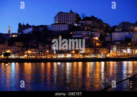 Nacht am Fluss Douro, Porto, Portugal Stockfoto