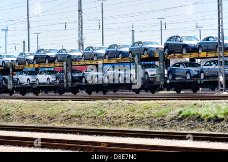 Güterzug mit nagelneuen Autos in Hamburg, Deutschland, Europa Stockfoto