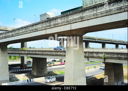 Autos auf einer städtischen Überführung in Bangkok, Thailand Stockfoto