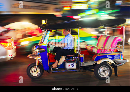Tuk - Tuk-Fahrer mit seinem Tuk-Tuk auf Chinatown Straße in der Nacht Stockfoto