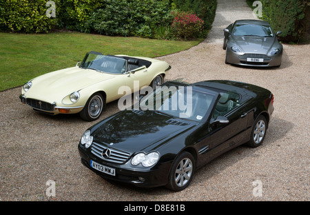 Teure Luxus-Autos auf einer Einfahrt Stockfoto