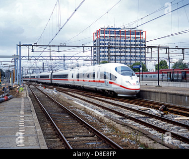 Deutsche Bahn (DB) ICE-Zuges, Hauptbahnhof Amsterdam, Amsterdam, Holland, Europa. Stockfoto