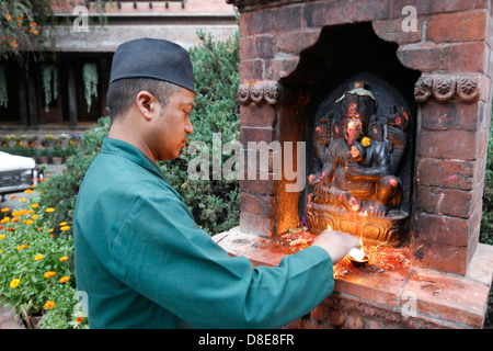 Mann am Altar, Dwarika Hotel, Kathmandu, Nepal, Asien Stockfoto