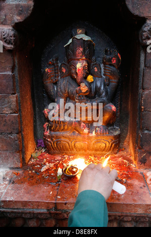 Mann am Altar, Dwarika Hotel, Kathmandu, Nepal, Asien Stockfoto