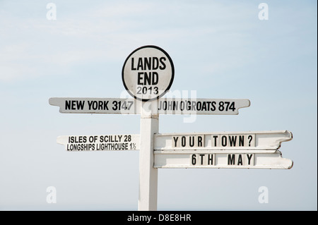 Berühmte Wegweiser bei Lands End in Cornwall UK Stockfoto