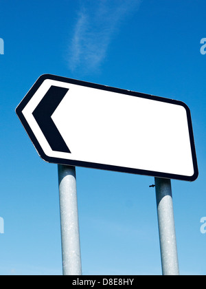 Leere Straßenschild isoliert gegen blauen Himmel UK Stockfoto